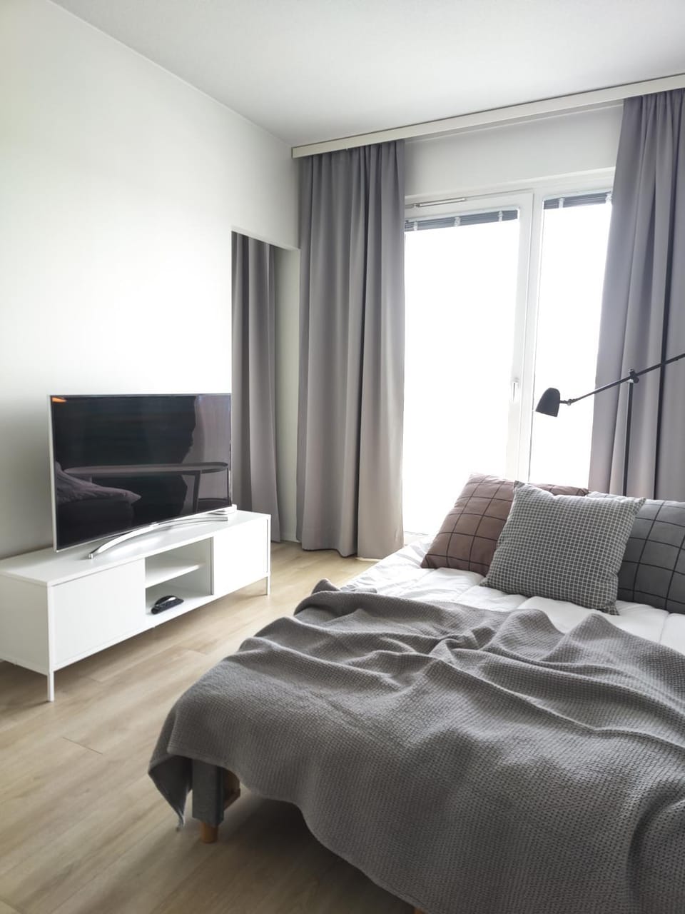 Bed, TV and multimedia, Living room