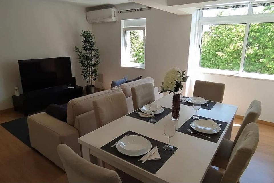 Lisbon, 2 Bedrooms, Metro & Airport, AC & WiFi Apartment in Lisbon