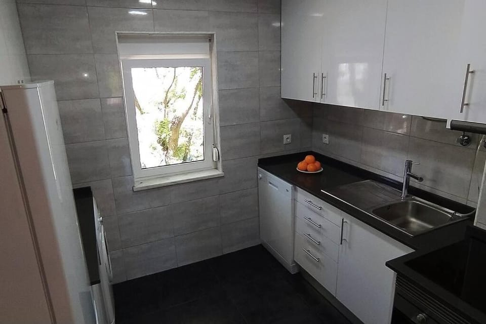 Lisbon, 2 Bedrooms, Metro & Airport, AC & WiFi Apartment in Lisbon