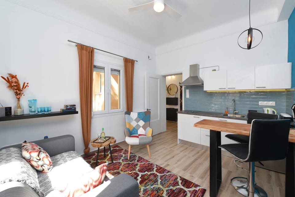 Kitchen or kitchenette, Living room, Photo of the whole room, Dining area, stove