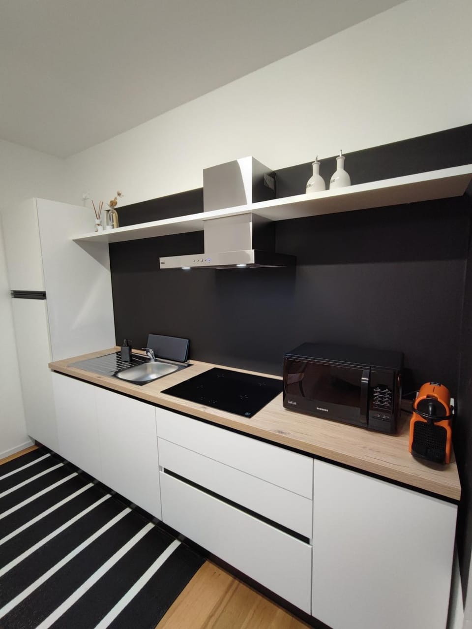Kitchen or kitchenette, minibar, stove