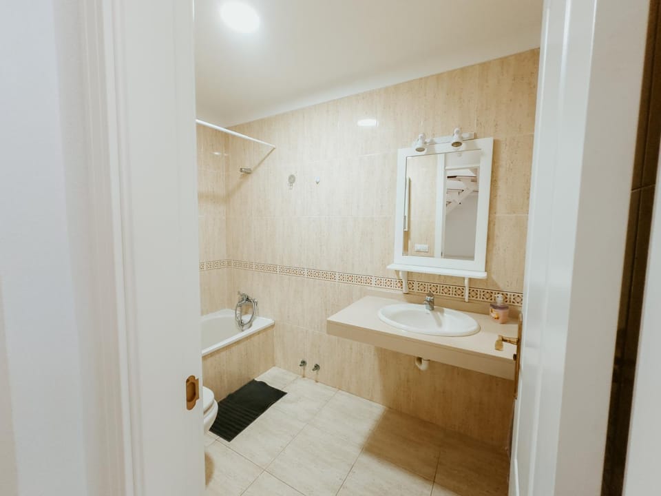 Shower, Toilet, Bathroom, Bath, towels
