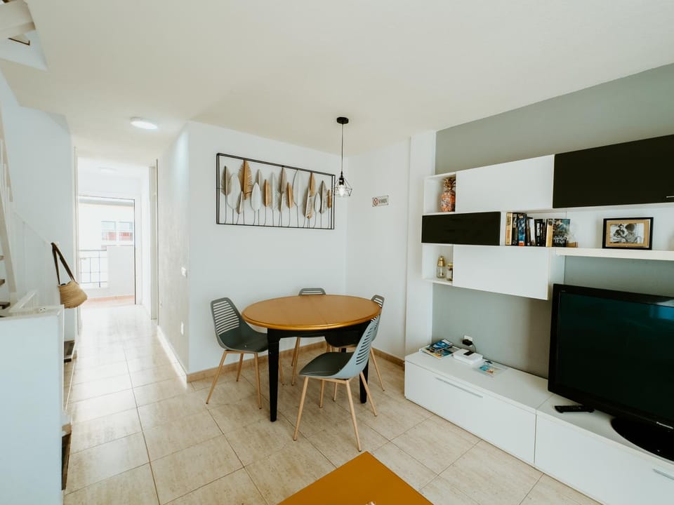 TV and multimedia, Living room, Seating area, Dining area