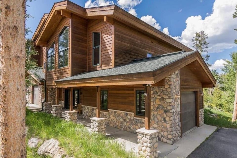 Elk Trail Retreat House in Fraser