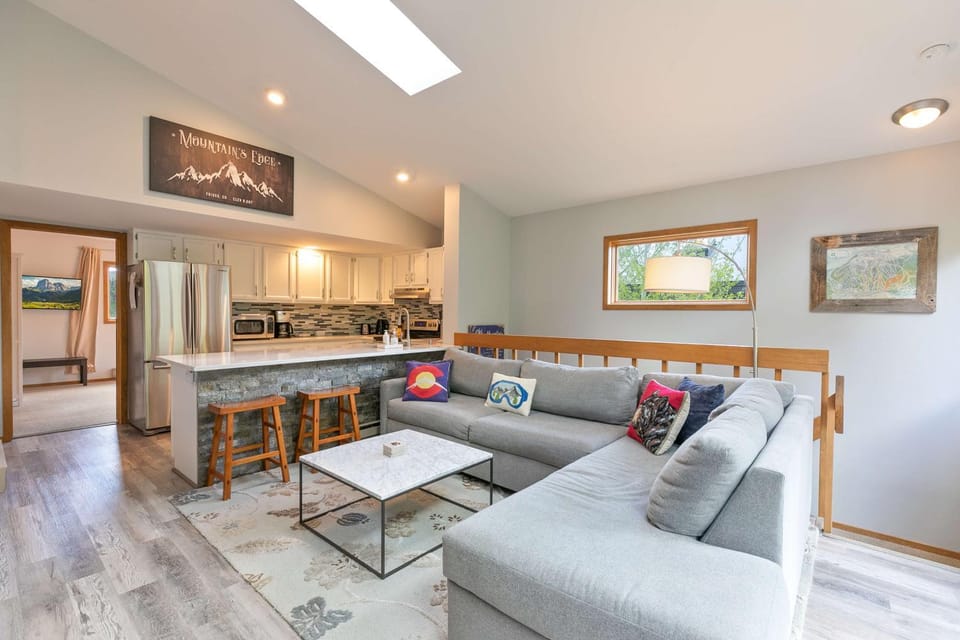 Windwood Alpine Townhome: Downtown Frisco Apartment in Frisco