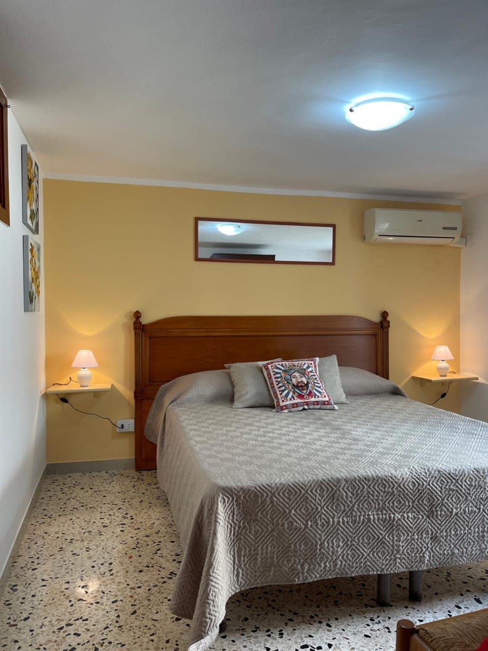 Bed, Photo of the whole room, Bedroom, air conditioner