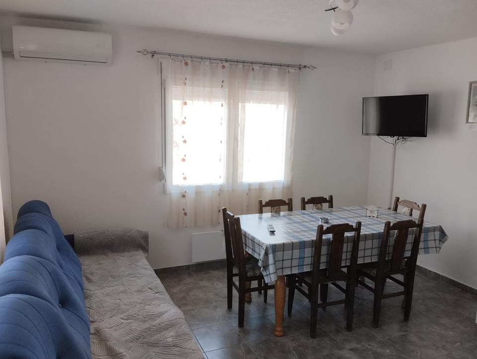 TV and multimedia, Living room, Seating area, Dining area, air conditioner