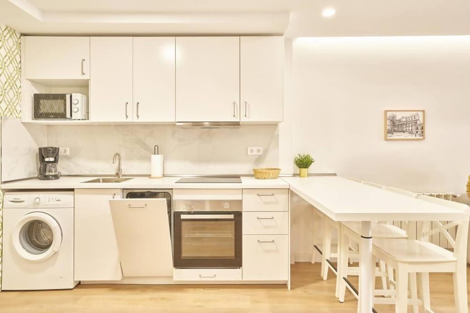 Dining area, dishwasher, oven, stove, toaster, washing machine