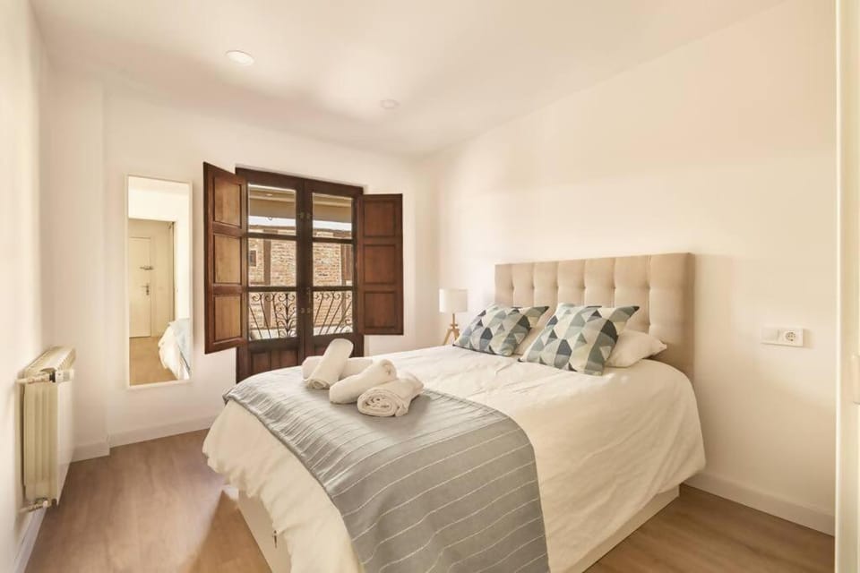 Bed, Photo of the whole room, towels