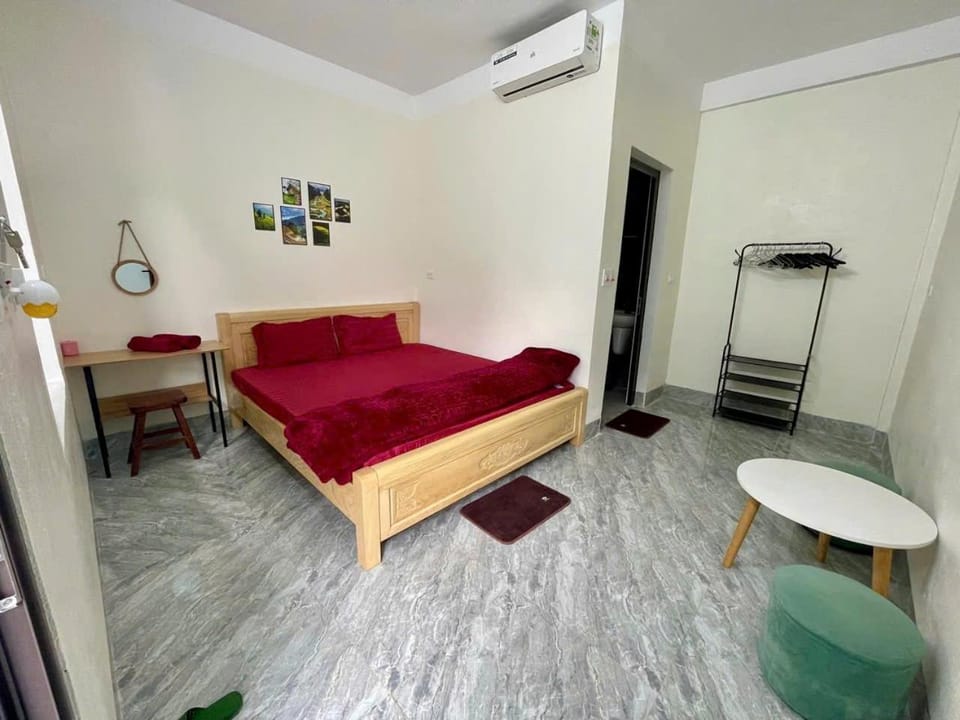 Bed, Photo of the whole room, Seating area, Bedroom, air conditioner