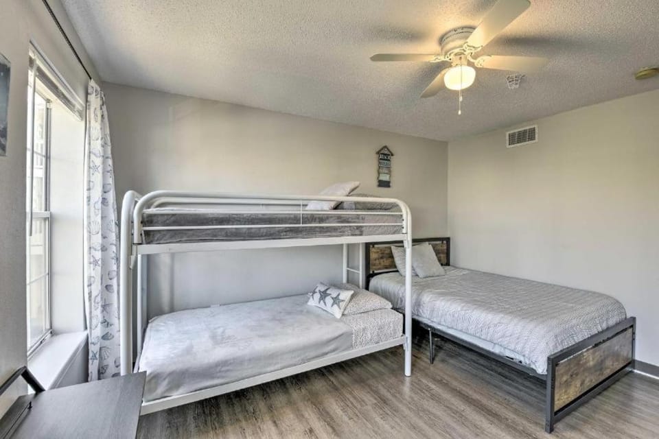 Bedroom, bunk bed