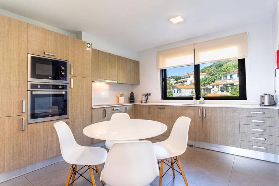 Kitchen or kitchenette, Dining area, stove, toaster