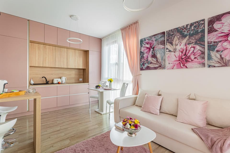 Coffee/tea facilities, Kitchen or kitchenette, Living room, Seating area, Dining area