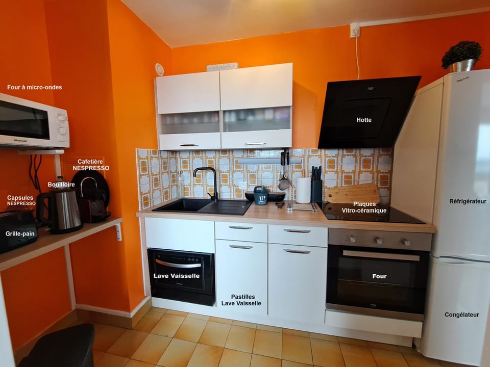 Coffee/tea facilities, Kitchen or kitchenette, dishwasher, oven, stove, toaster, kitchen