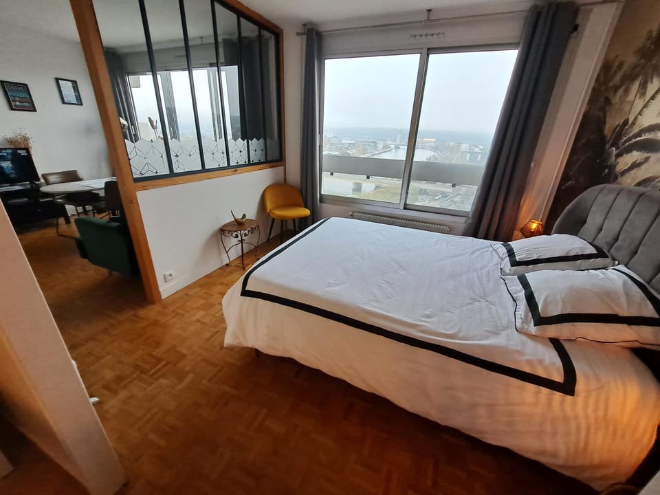 Photo of the whole room, Bedroom