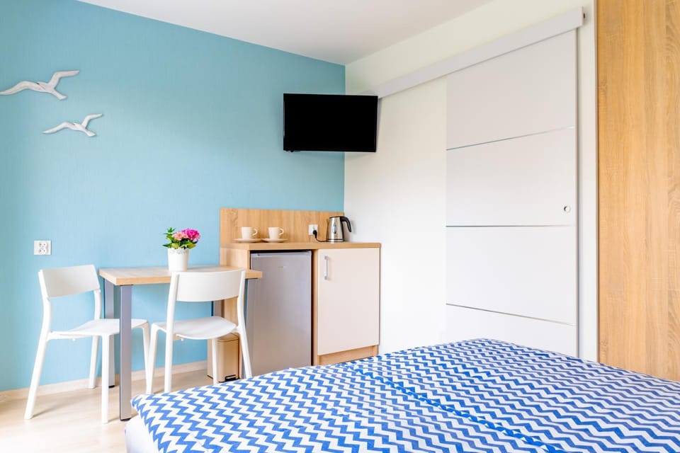 Bed, TV and multimedia, Photo of the whole room