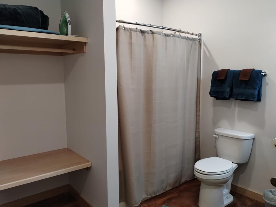 Grewingk Suite - Homer Seaplane Base Apartment in Homer