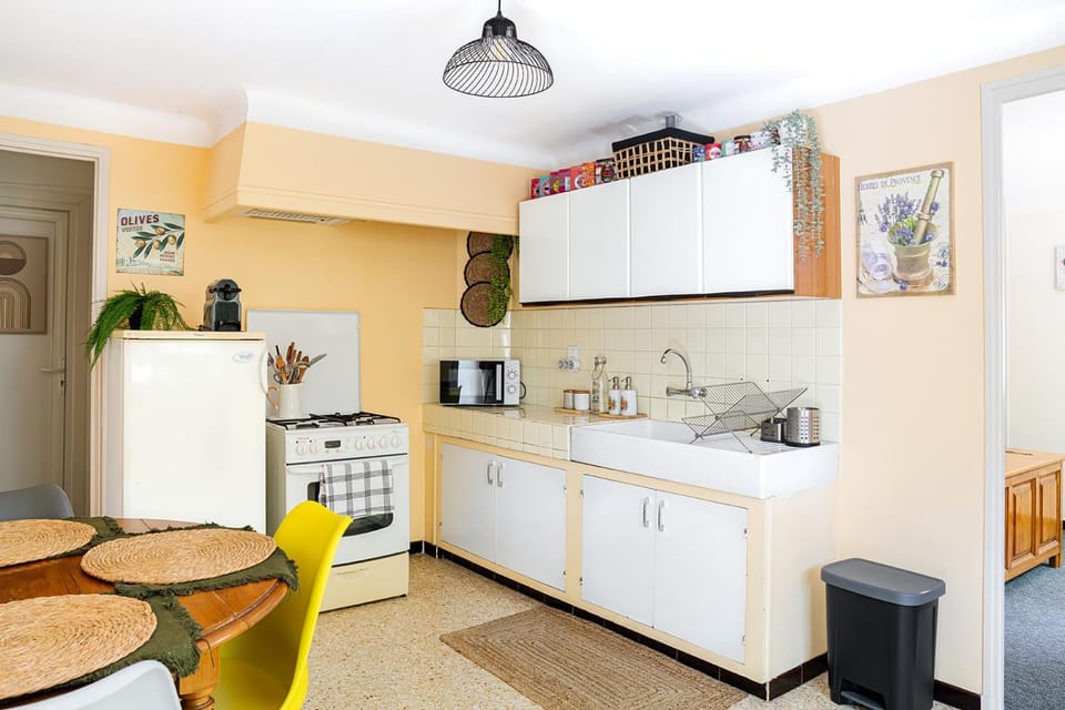 Coffee/tea facilities, Kitchen or kitchenette, Dining area, oven, toaster, kitchen