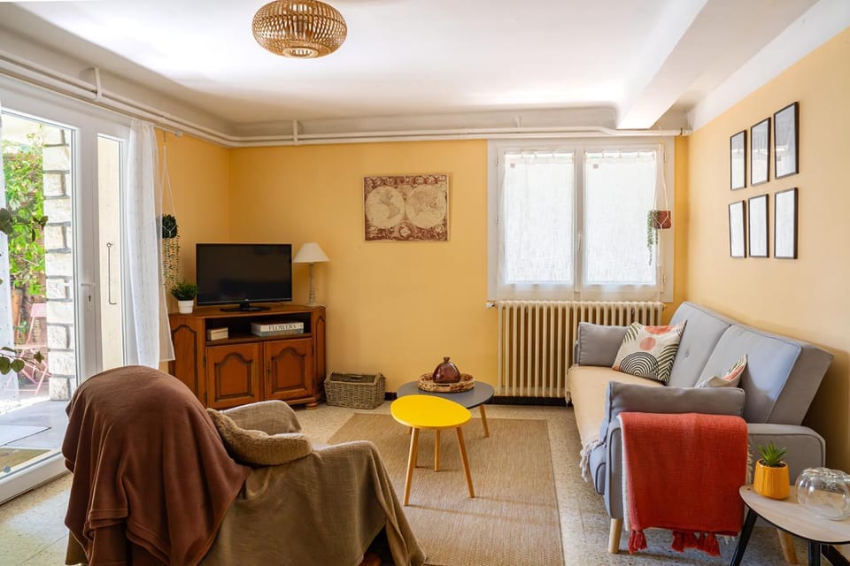 Communal lounge/ TV room, Day, TV and multimedia, Living room, Seating area, internet