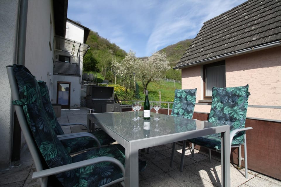 Property building, Patio, Spring, Day, Natural landscape, Seating area, Dining area, Mountain view