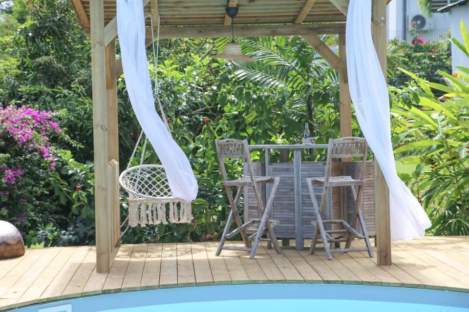 L Orchidée Bleue, bas de villa, vue mer, piscine privée Apartment in Sainte-Anne