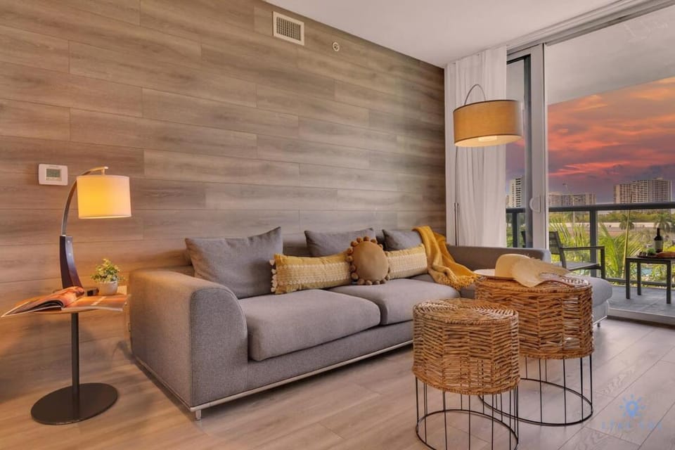 Modern Resort with Balcony - Pool - Gym Apartment in Hallandale Beach