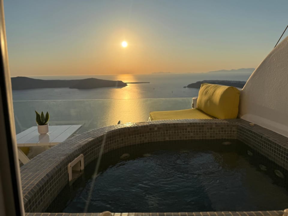 Esmi Suites Santorini House in Imerovigli
