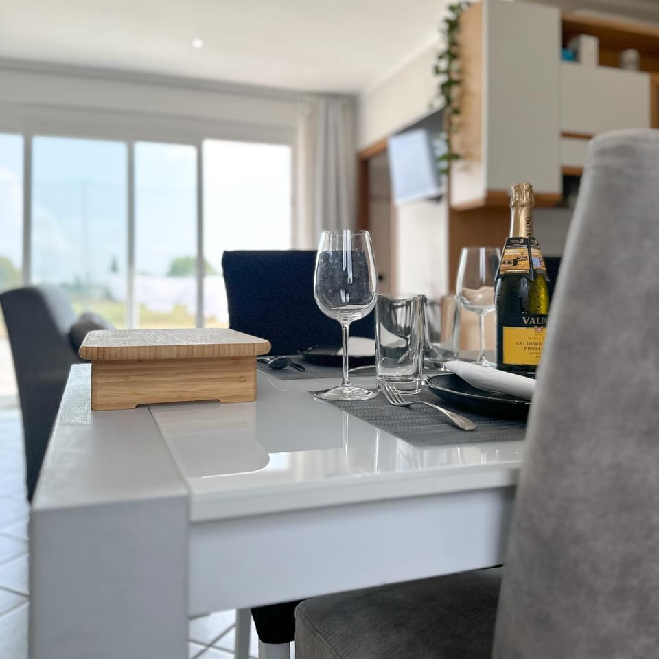 Living room, Dining area, Drinks