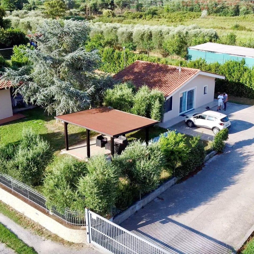 Property building, Neighbourhood, Natural landscape, Garden, Garden, Garden view, Parking