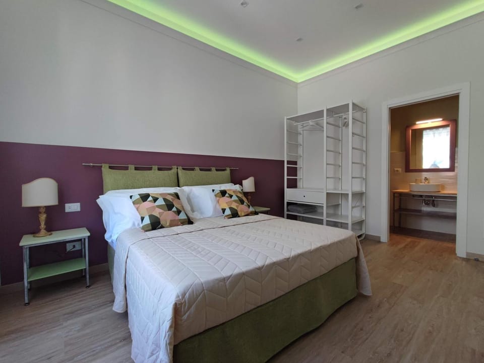 Photo of the whole room, Bedroom