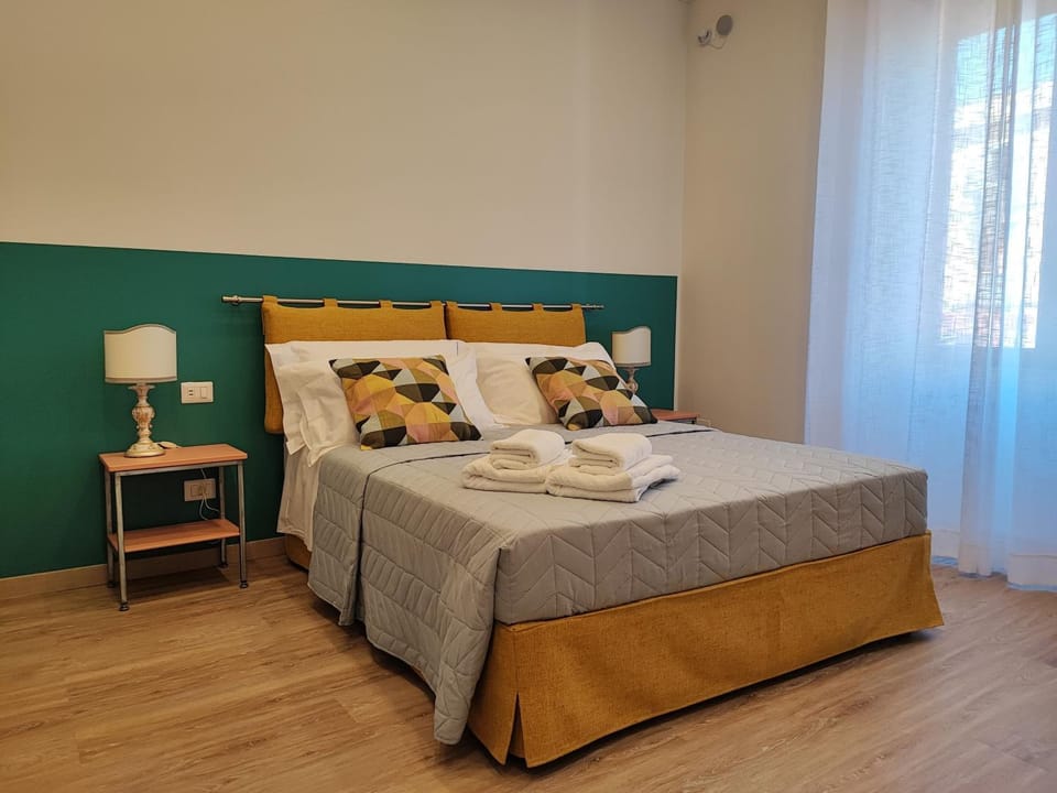 Bed, Bedroom, towels