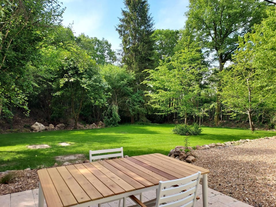 Gîte paisible, tout confort avec grand terrain, garage, Wi-Fi, proche du Mans et de la vallée du Loir - FR-1-410-394 House in Pays de la Loire