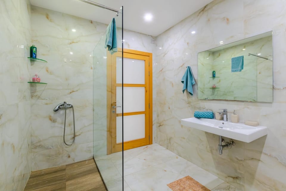 New Spacious Apartment with Amazing View Bugibba Apartment in Saint Paul's Bay