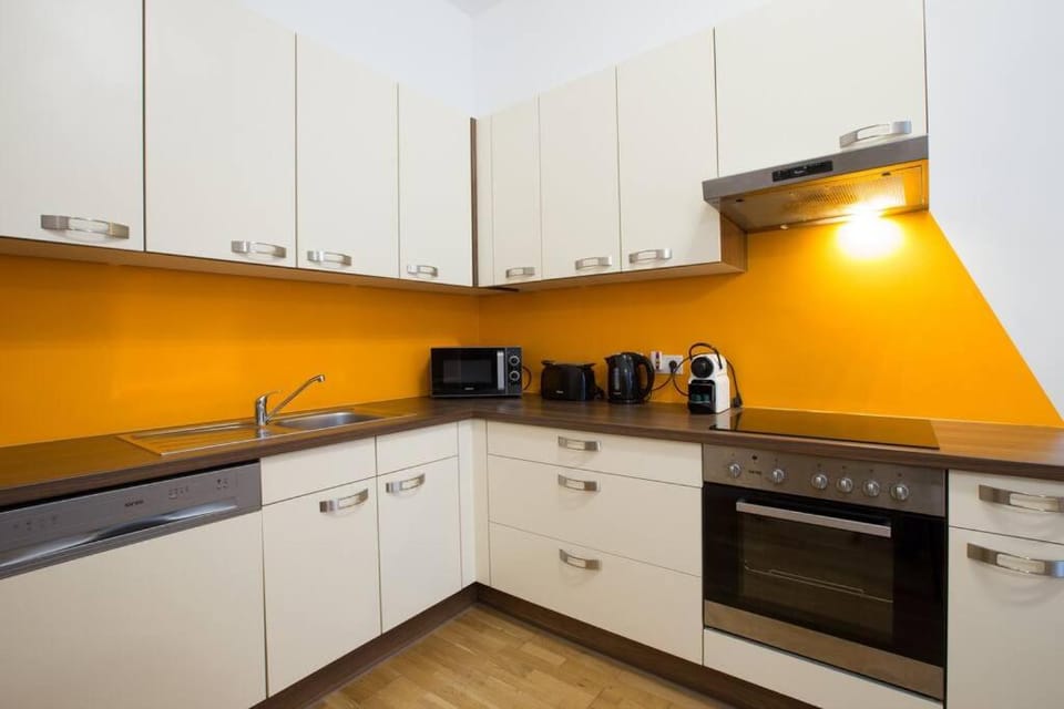 Coffee/tea facilities, Kitchen or kitchenette, dishwasher, oven, stove