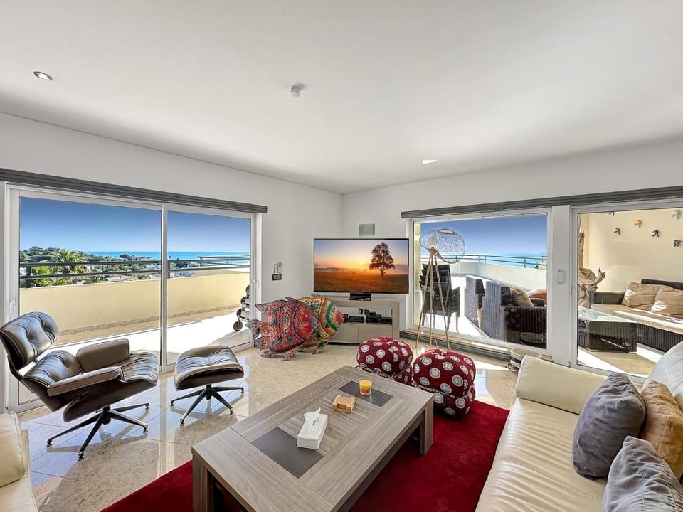 Natural landscape, TV and multimedia, Living room, Seating area, Sea view