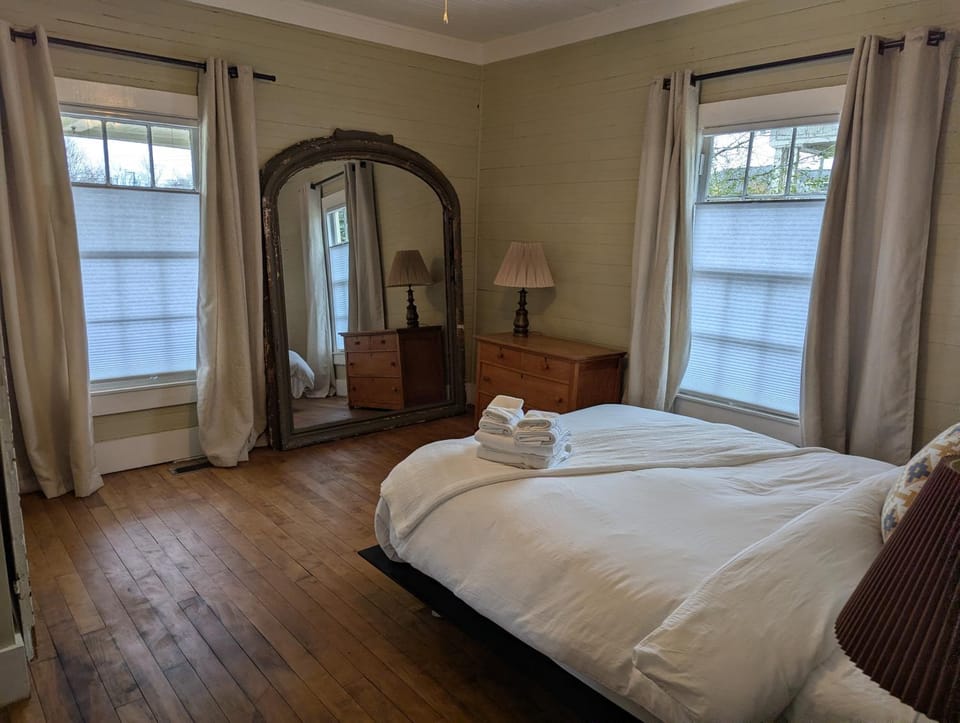 Historic Durham Mill House Cozy 2BR Retreat House in Durham