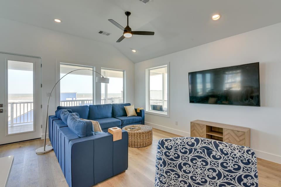 Ocean Views, Steps to Sand! Coastal Galveston Gem House in Galveston Island