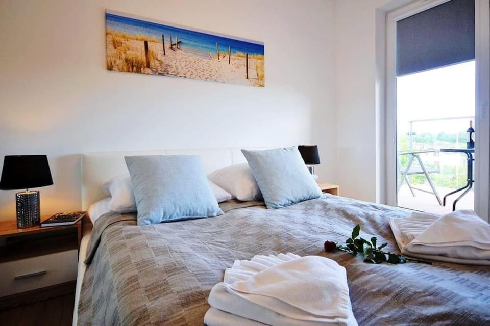 Bed, Bedroom, towels