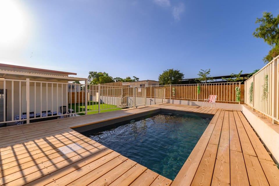 Property building, Swimming pool