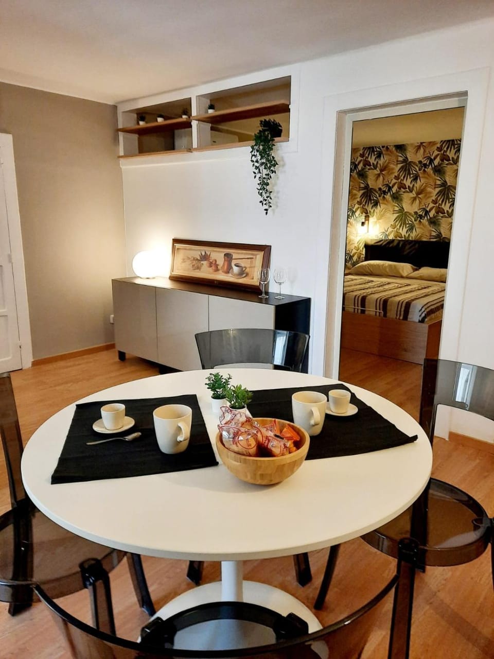 Photo of the whole room, Dining area