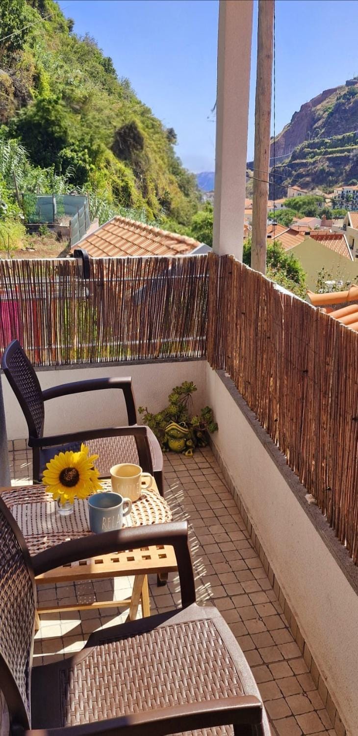 2 bed room apartment , sea view, 10 minutes walk to the beach Apartment in Madeira District