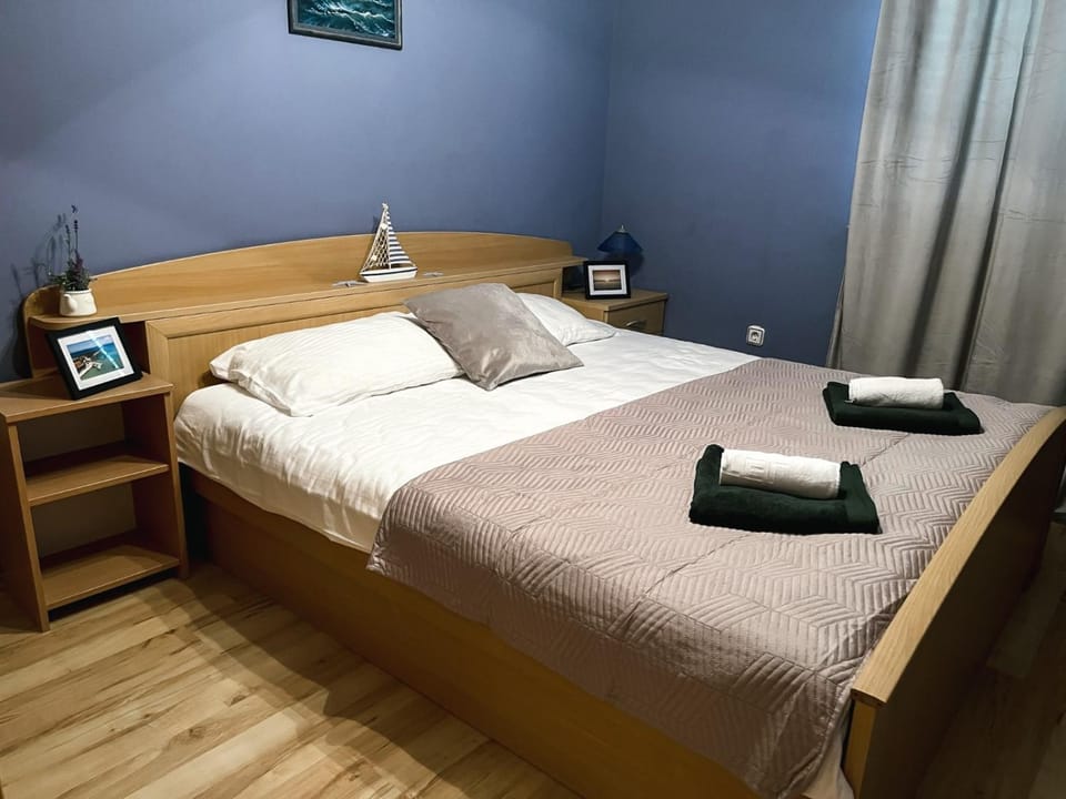 Bed, Bedroom, towels