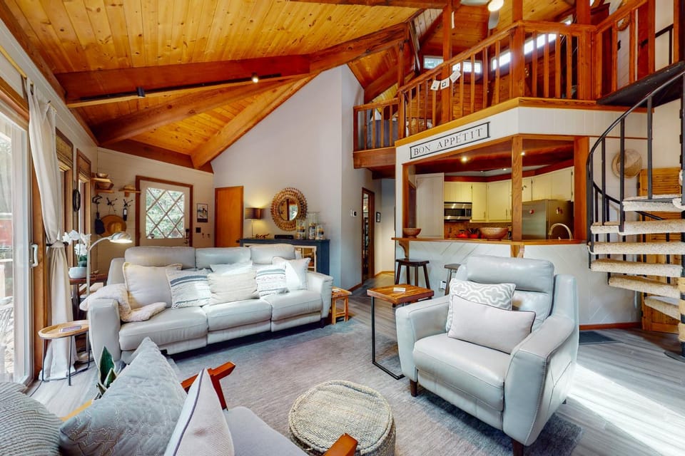 Mendocino Cozy Cabin-Large Patio Grill & Garden Cabin in Mendocino