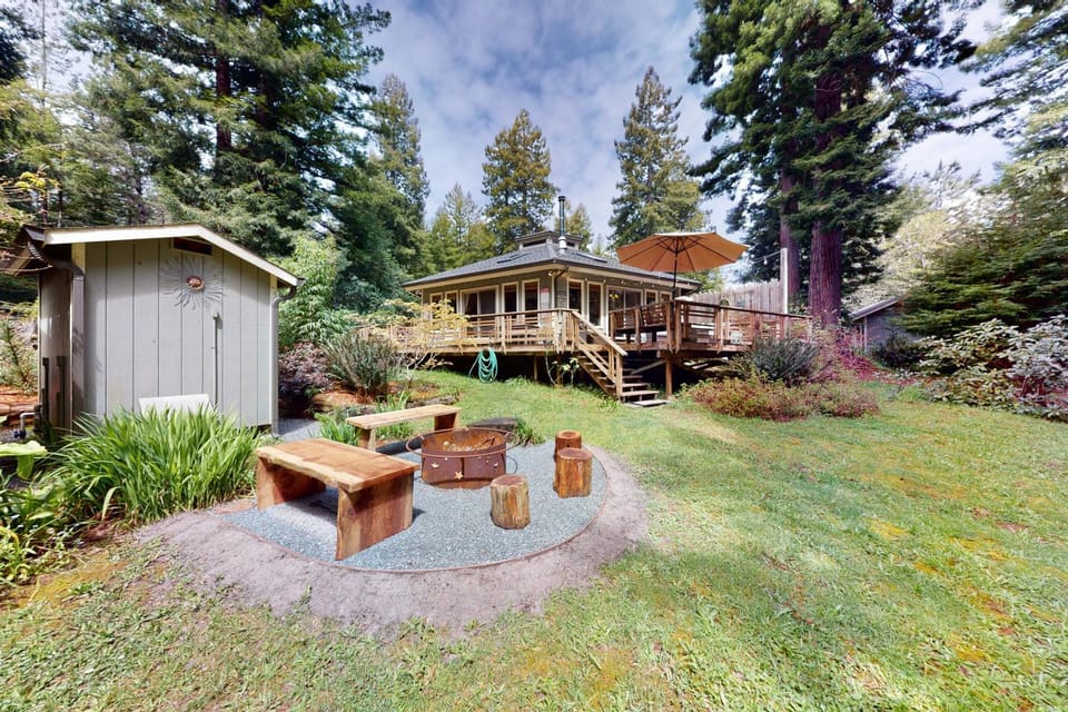 Mendocino Cozy Cabin-Large Patio Grill & Garden Cabin in Mendocino
