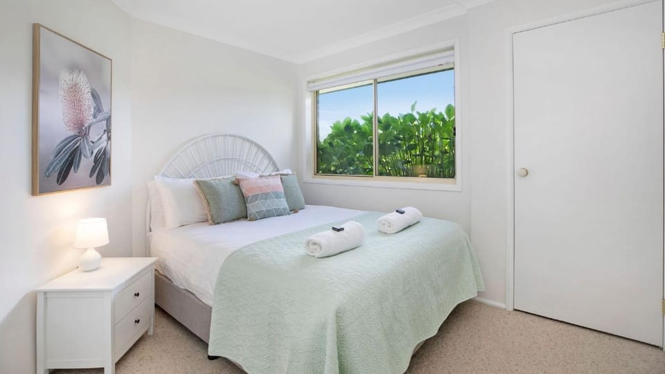 Bed, Bedroom, towels, wardrobe