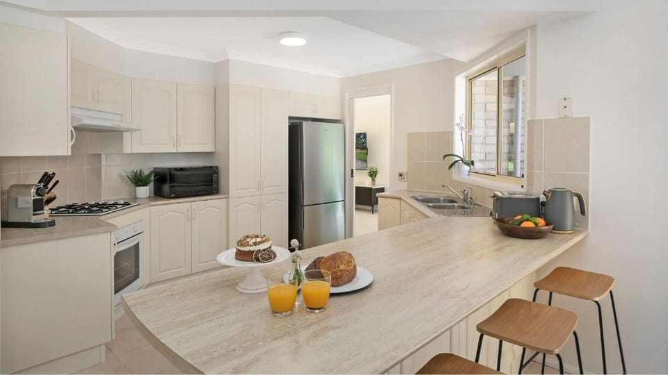 Coffee/tea facilities, oven, toaster, kitchen