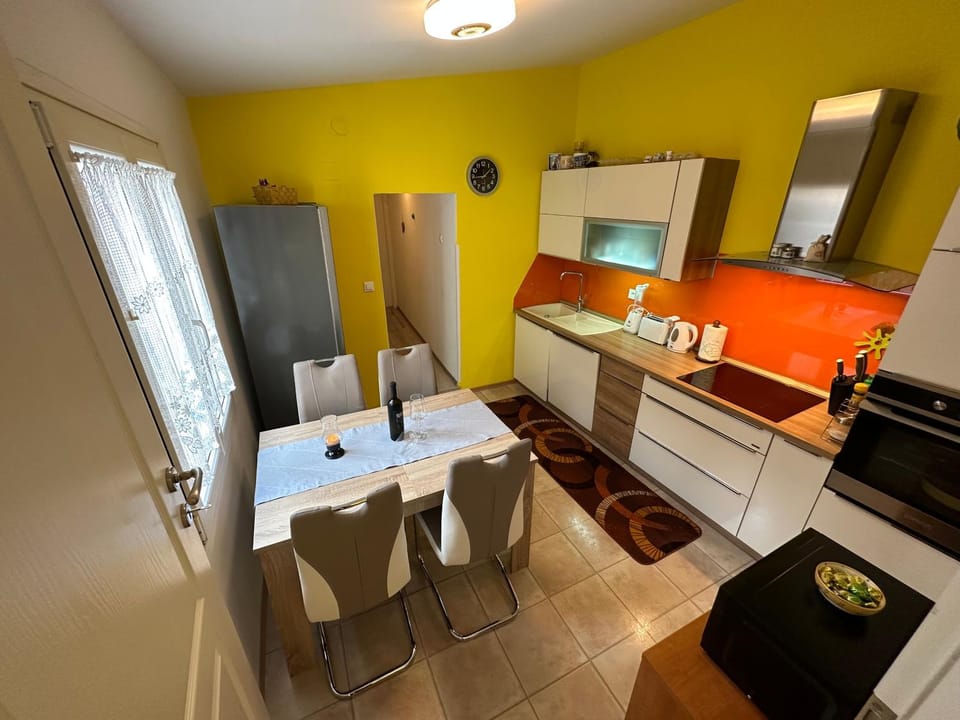Kitchen or kitchenette, Dining area, dishwasher, minibar, pet friendly, stove