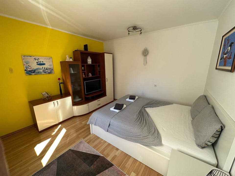 Bed, TV and multimedia, Living room, Photo of the whole room, Bedroom