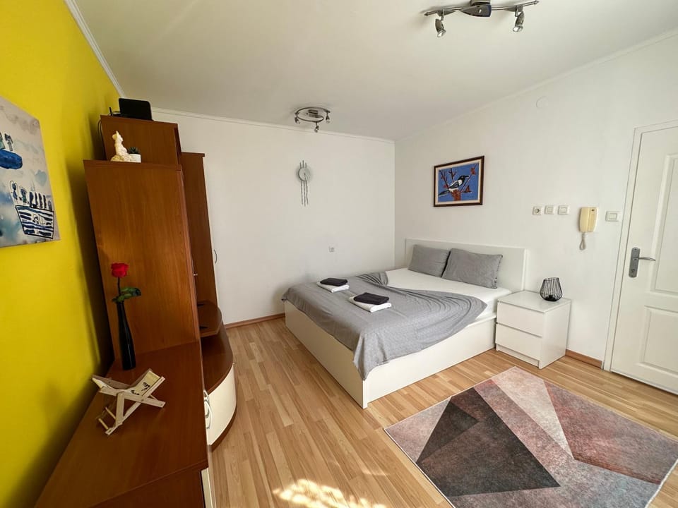 Photo of the whole room, Bedroom, wardrobe