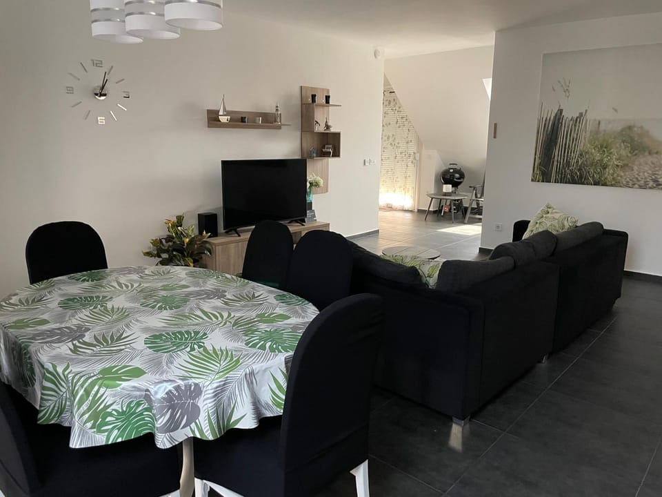 Living room, Dining area